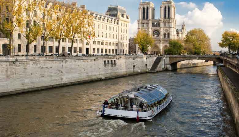 Vista de la catedral de Notre-Dame desde un crucero por el río Sena