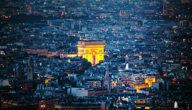 L'Arc de Triomphe illuminé la nuit
