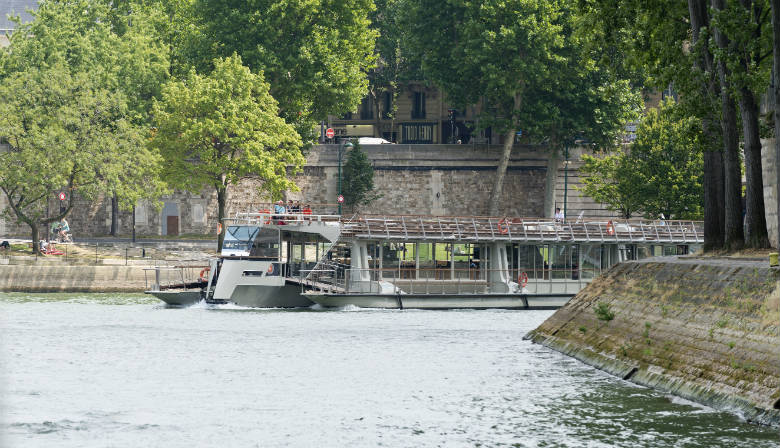 Bateaux Parisiensでセーヌ川を楽しむ