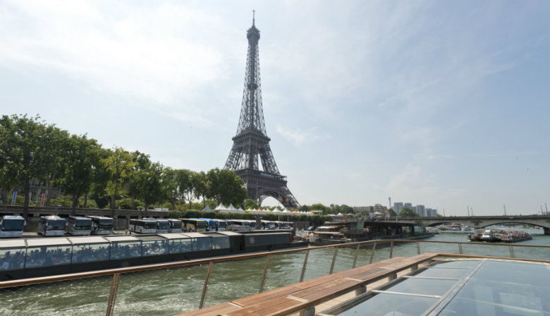 Bateaux Parisiens Sena rio pela Torre Eiffel