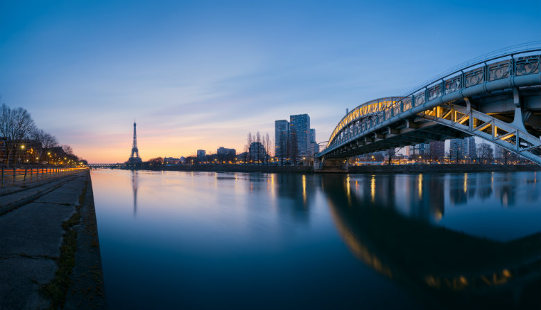 Seine Fluss in der Nacht mit dem Eiffelturm im Hintergrund