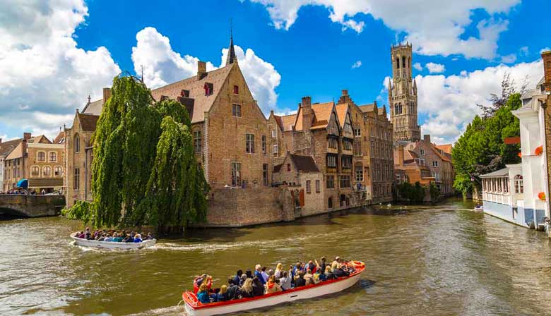 Cruzeiro no canal de Bruges