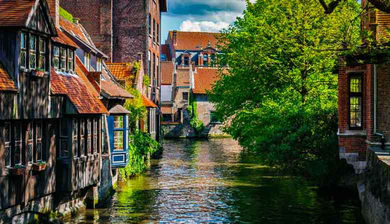 Hermoso canal a través del pueblo de Brujas