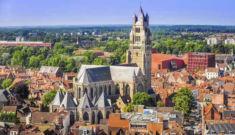 Visita de la iglesia en el centro de Brujas