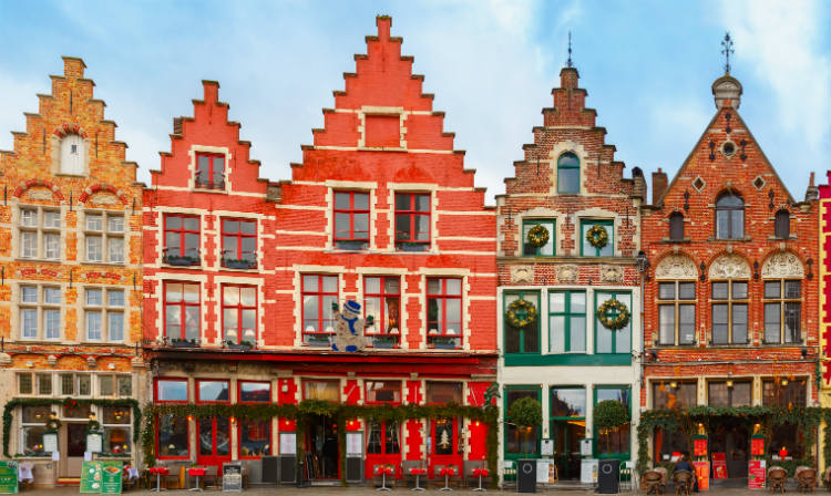 Casas coloridas no centro histórico de Bruges