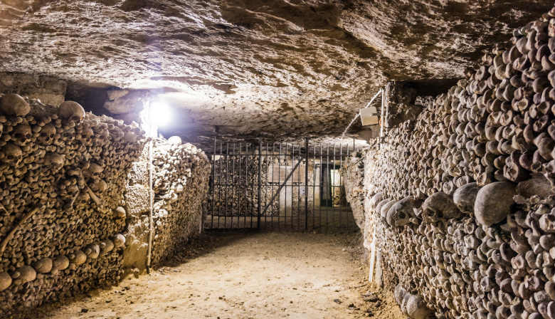 Tunnel der Pariser Katakomben