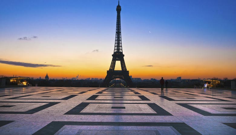 Eiffel tower of Paris by night