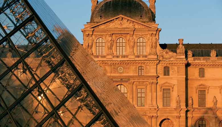 Musée du Louvre au coucher du soleil