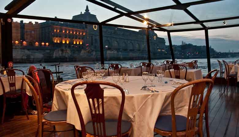Restaurant room of of the Marina de Paris boat