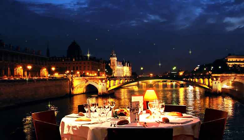Romantisches Abendessen auf der Seine