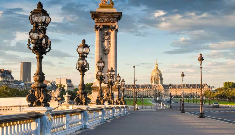 Cruzando a ponte de Paris durante um passeio pela cidade