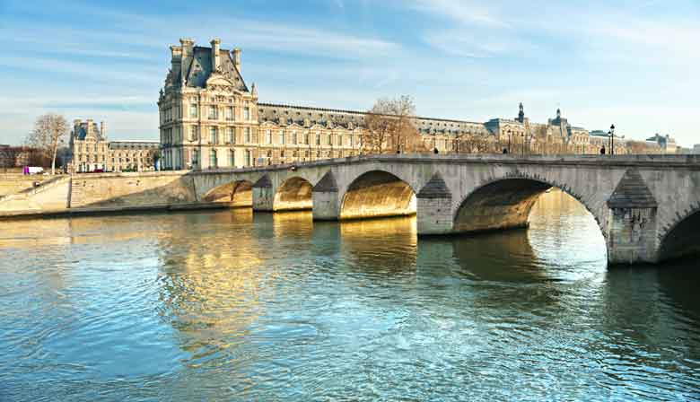 El Louvre enfrente al Sena