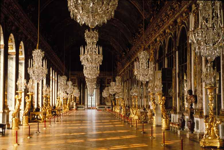 Galeria doa Espelhos com lustres do castelo de Versalhes