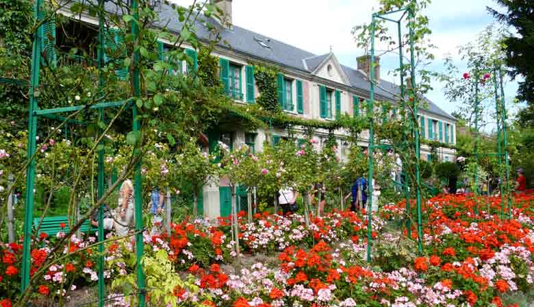 Claude Monet's house decorated by many flowers