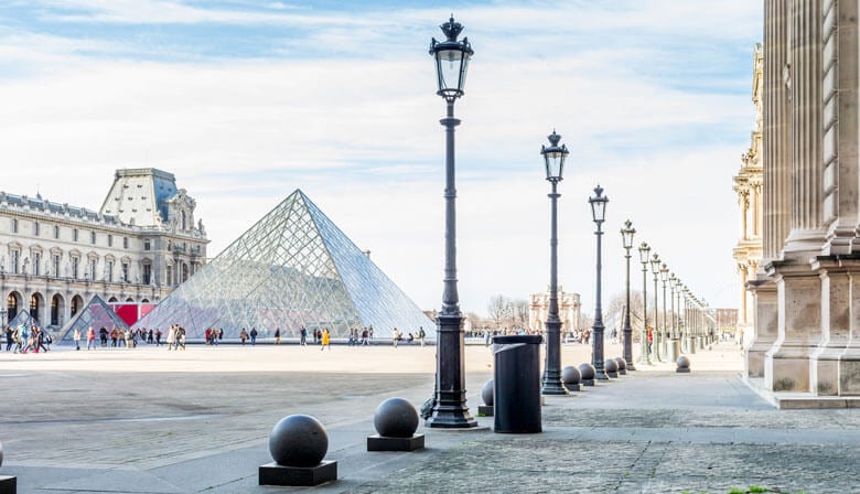 パリのルーヴル美術館のピラミッド