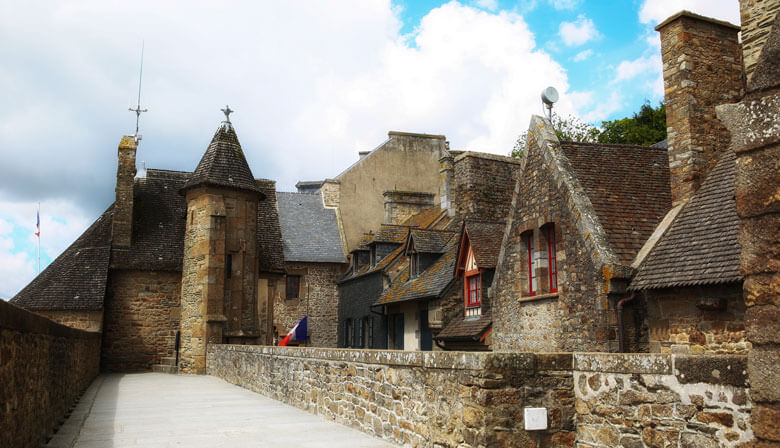 Straße in Mont Saint Michel Dorf