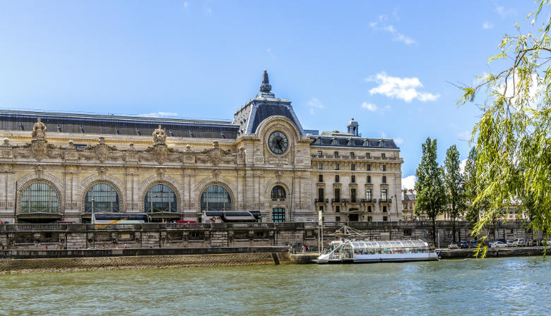 El Museo de Orsay en el muelle del río Sena