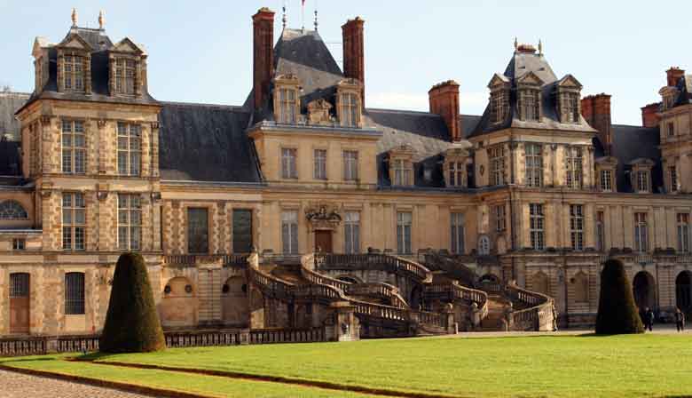 Visit Fontainebleau Castle with Paris Museum Pass