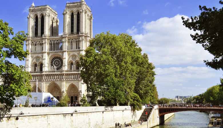 Paseo por el Sena a lo largo de Notre Dame