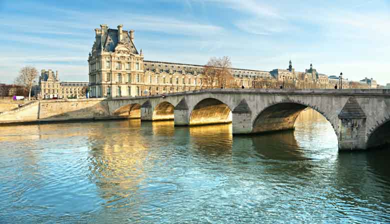 Seine-Fluss-Schifffahrt und Paris-Brücke