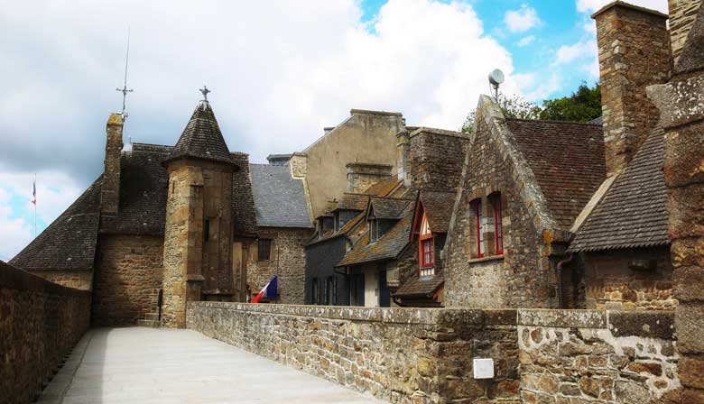 Spaziergang durch das Dorf Mont Saint Michel