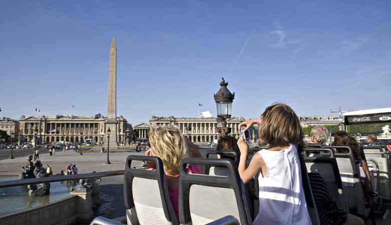 Bus découvert sur la Place de la Concorde