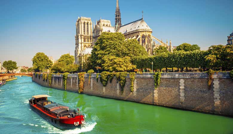 Schifffahrt auf der Seine entlang Notre Dame