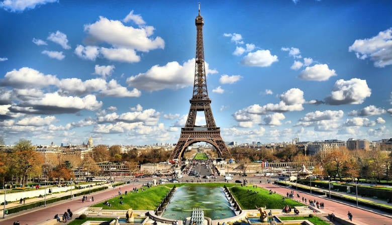Vue de la Tour Eiffel du Champ de Mars