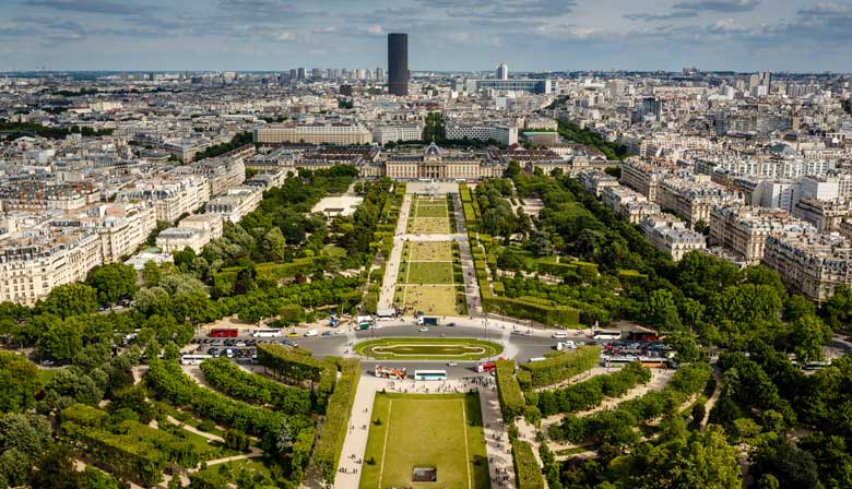 Blick vom Eiffelturm auf den Champ de Mars