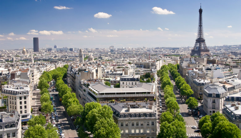 巴黎的屋顶与埃菲尔铁塔视图