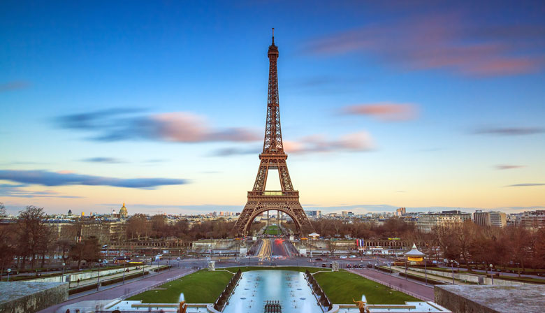 Vue sur la Tour Eiffel et le Champ de Mars en soirée