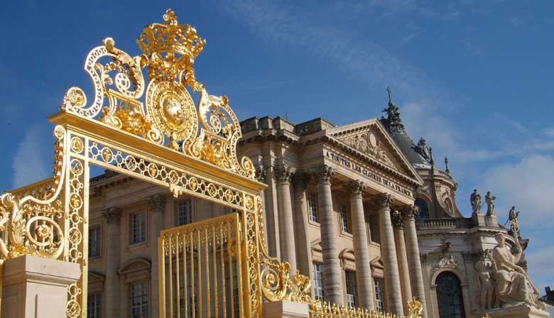 Entrada do palácio de Versailles para uma visita guiada