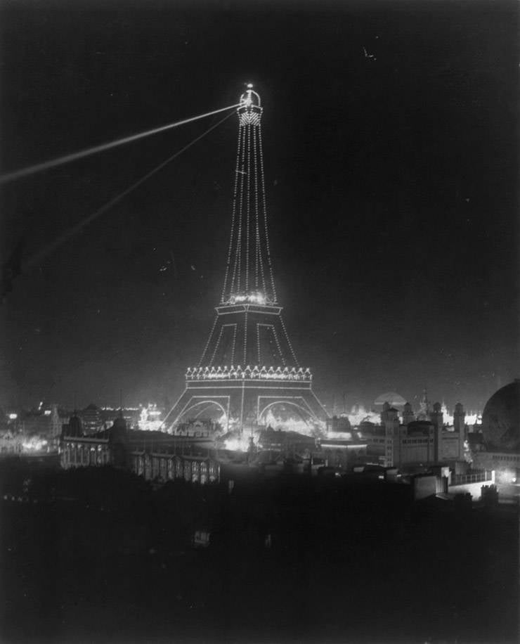 Eiffel Tower with lights and glittering with remote control