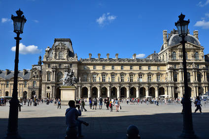 Cour Napoléon au Musée du louvre - PARISCityVISION