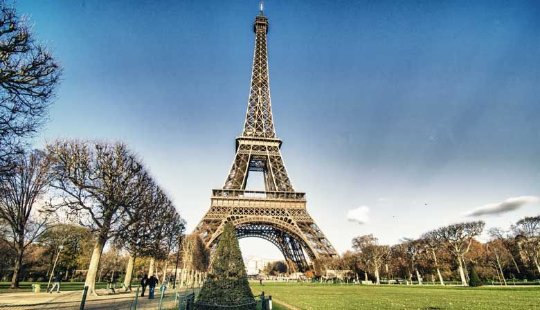 Passeio guiado pela Torre Eiffel com Acesso Prioritário e Cruzeiro Almoço