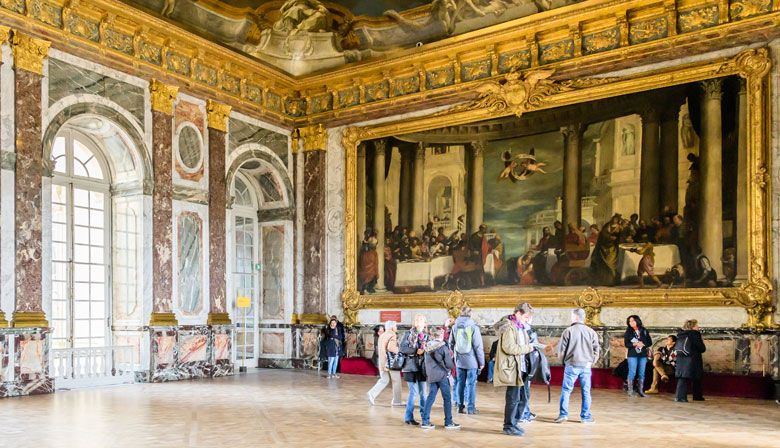 Guided Tour of the Palace of Versailles with Priority Access in a Small Group (transportation included 1-15)