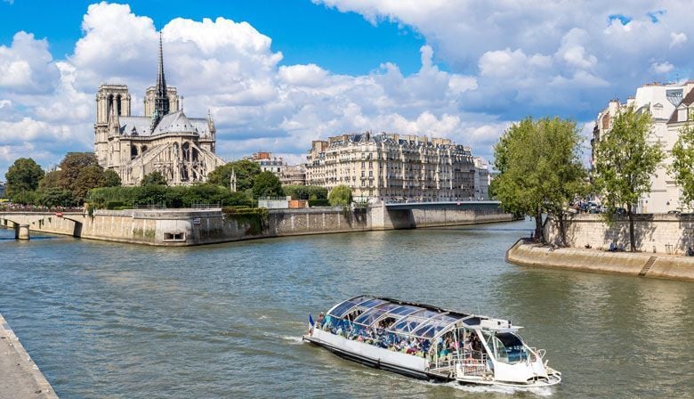 Parisian cruise near to Notre-Dame