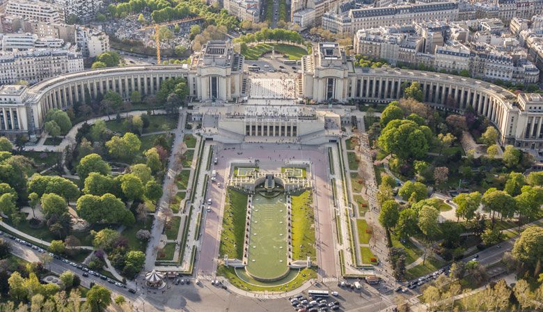 Mira bajo la Torre Eiffel