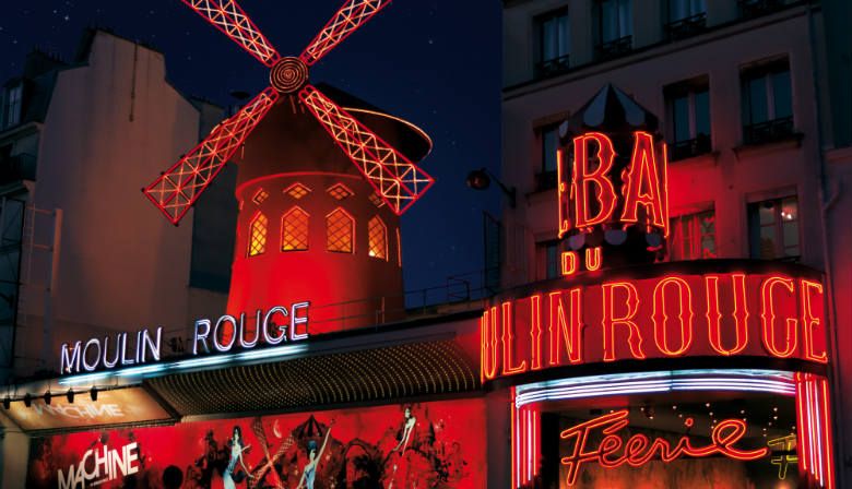 Passing in front of the moulin rouge