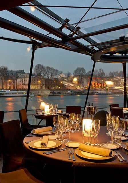 Univers dîner sur la Seine