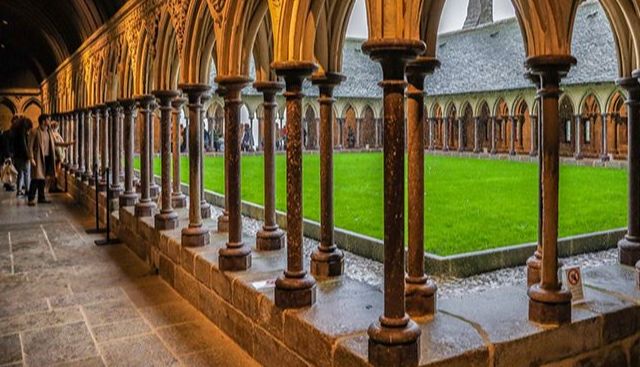 Descubra o Mont Saint Michel Abbaye e seu claustro