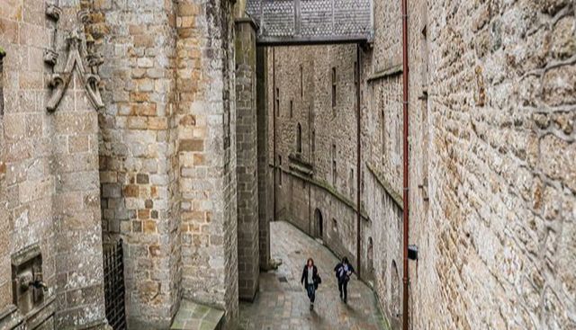 Spaziergang durch das Dorf Mont Saint Michel