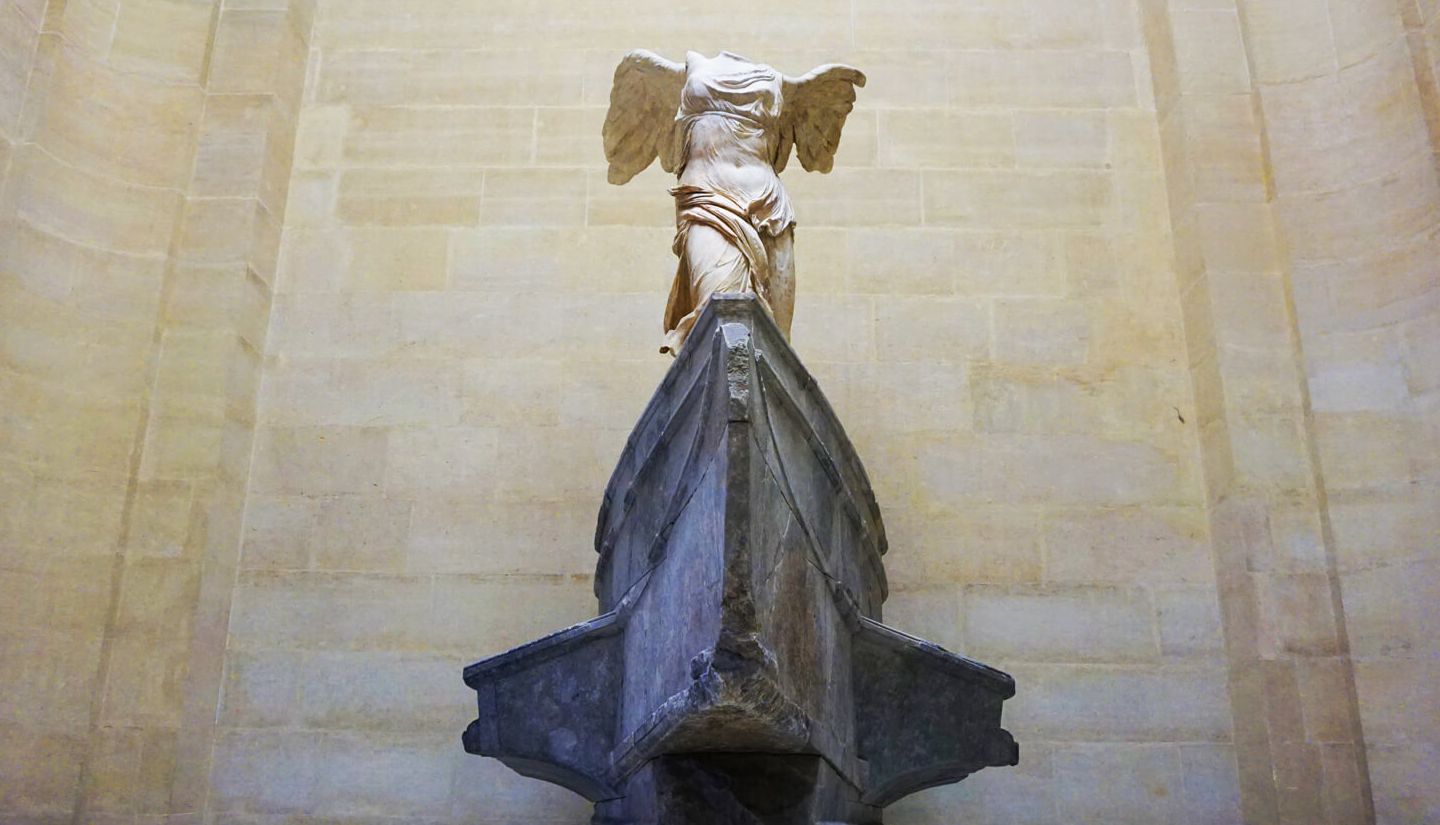 Escultura de Samotracia en el interior del museo del Louvre