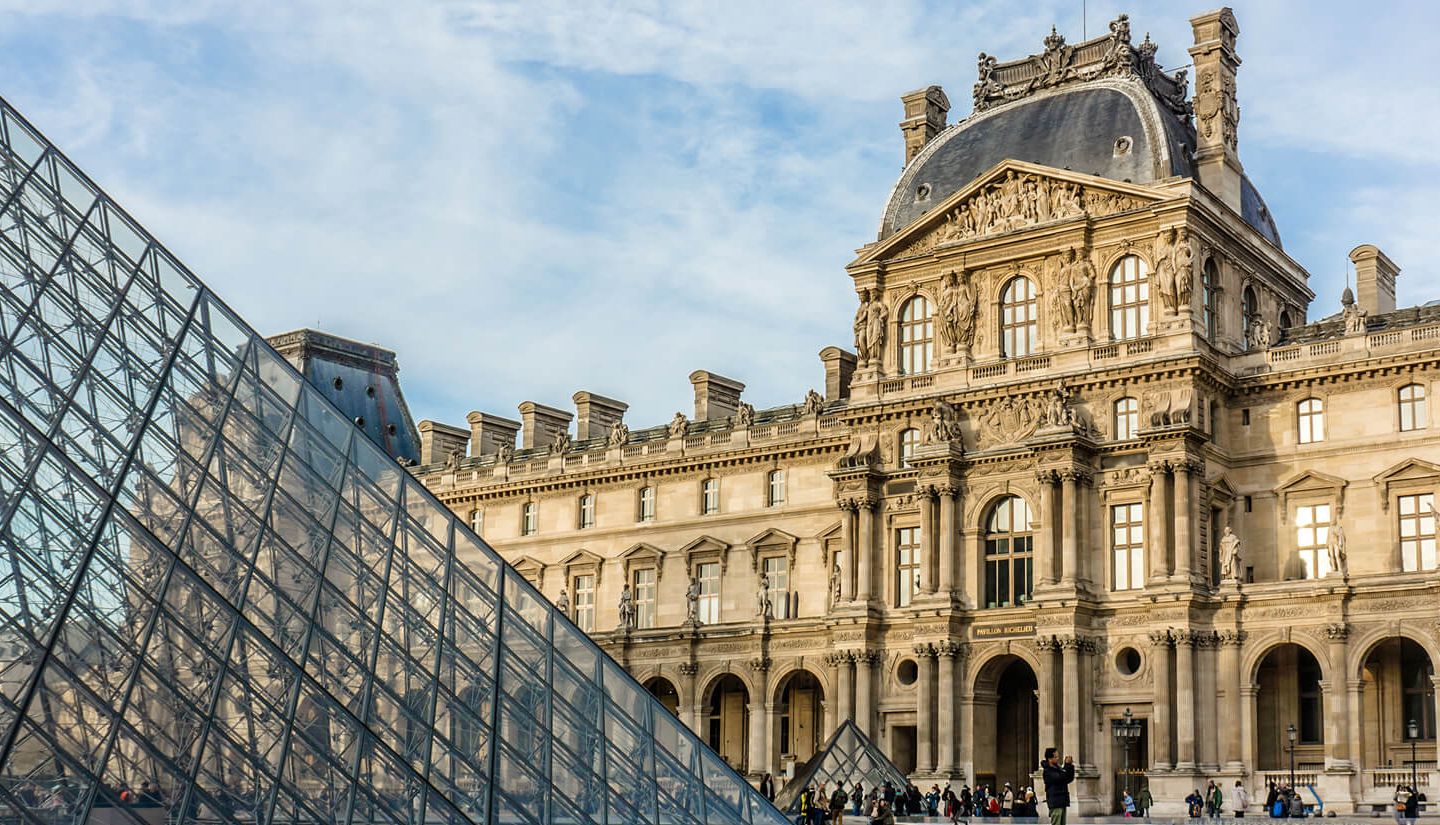 Außerhalb des Louvre-Museums in Paris