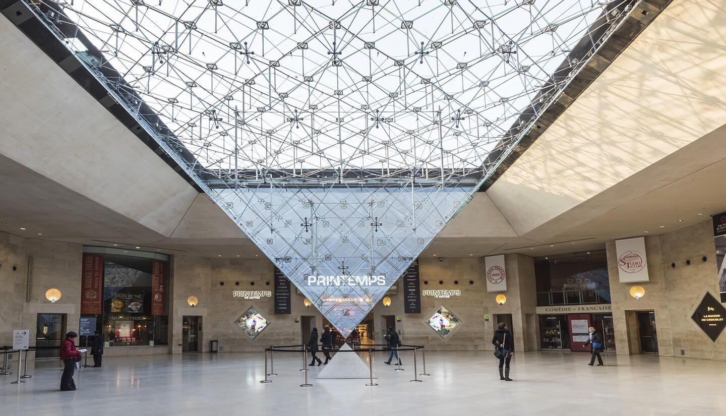 Eingang zur Pyramide des Louvre-Museums 