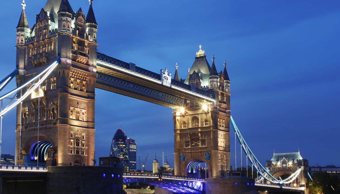 Bela ponte da Torre de Londres à noite