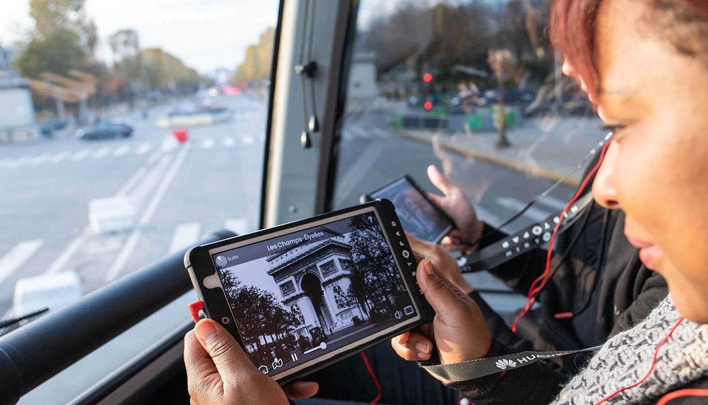 Vue de l'Arc de Triomphe à travers la tablette interactive