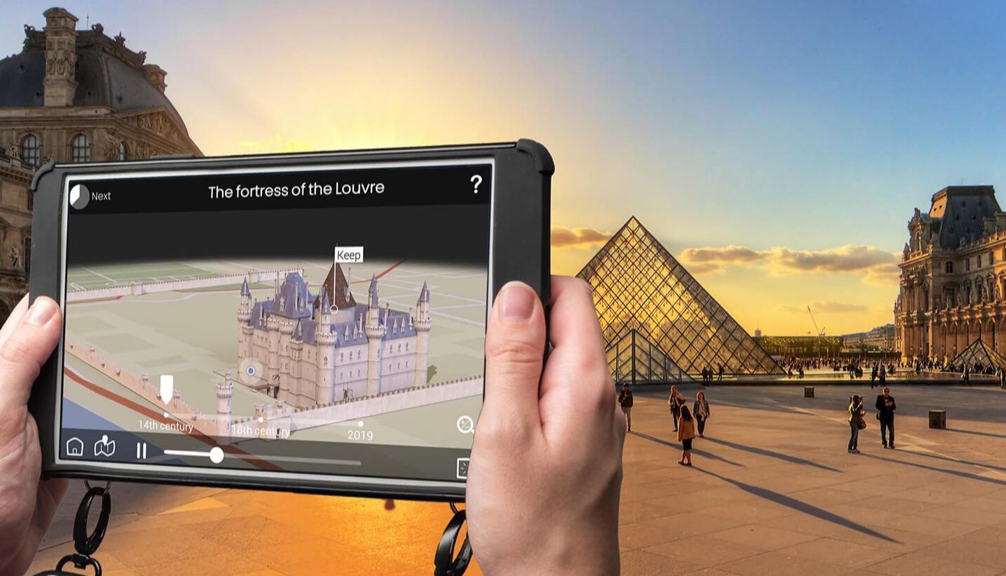 Blick auf die Pyramide des Louvre durch das HistoPad