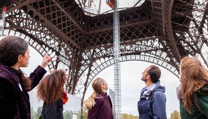 Visite a Torre Eiffel com os amigos