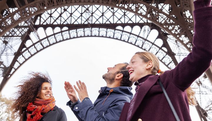 Vue imprenable depuis le bas de la Tour Eiffel coupe file accès prioritaire